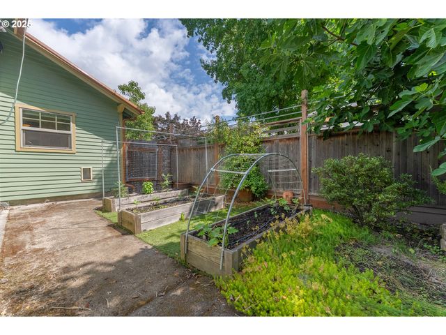 1208 E 10TH St, Newberg, OR 97132