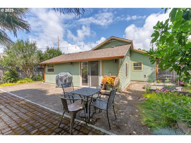 1208 E 10TH St, Newberg, OR 97132