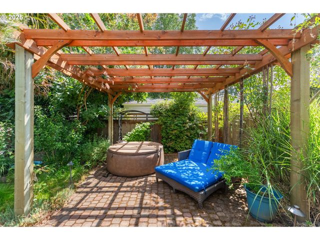 1208 E 10TH St, Newberg, OR 97132