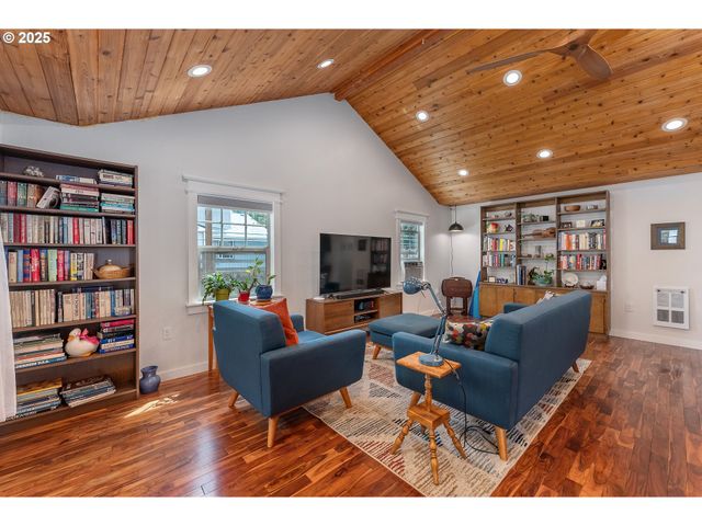 1208 E 10TH St, Newberg, OR 97132