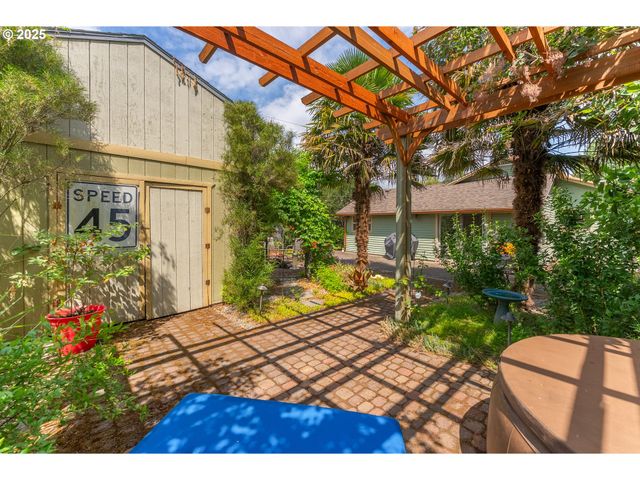 1208 E 10TH St, Newberg, OR 97132