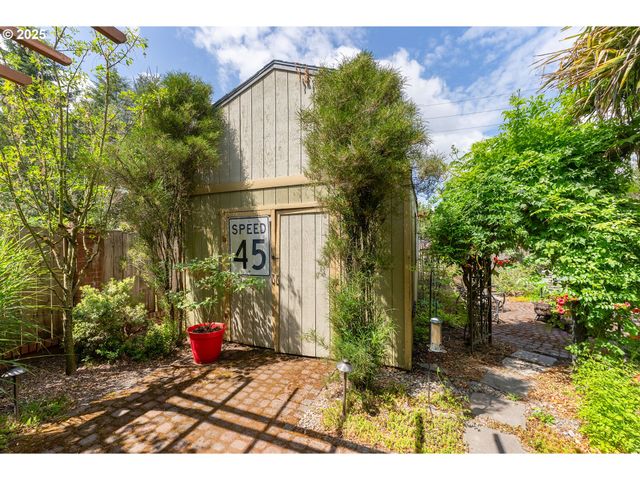 1208 E 10TH St, Newberg, OR 97132