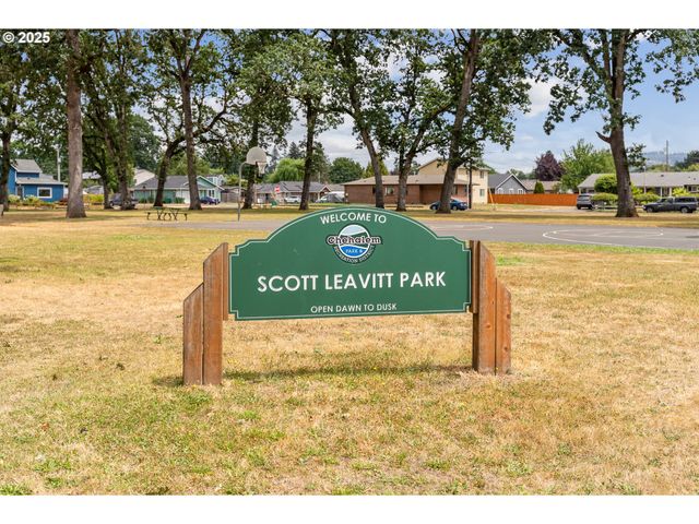 1208 E 10TH St, Newberg, OR 97132