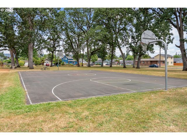 1208 E 10TH St, Newberg, OR 97132