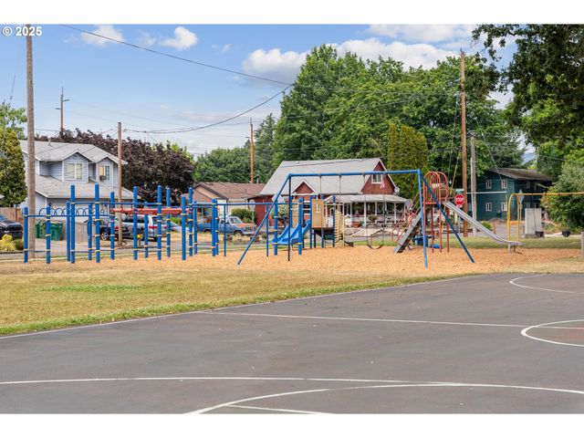 1208 E 10TH St, Newberg, OR 97132