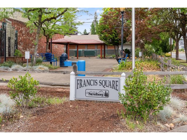 1208 E 10TH St, Newberg, OR 97132