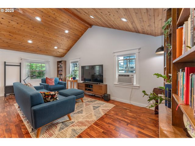 1208 E 10TH St, Newberg, OR 97132