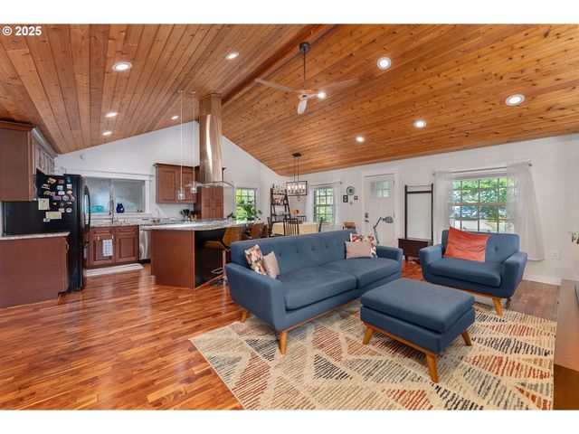 1208 E 10TH St, Newberg, OR 97132