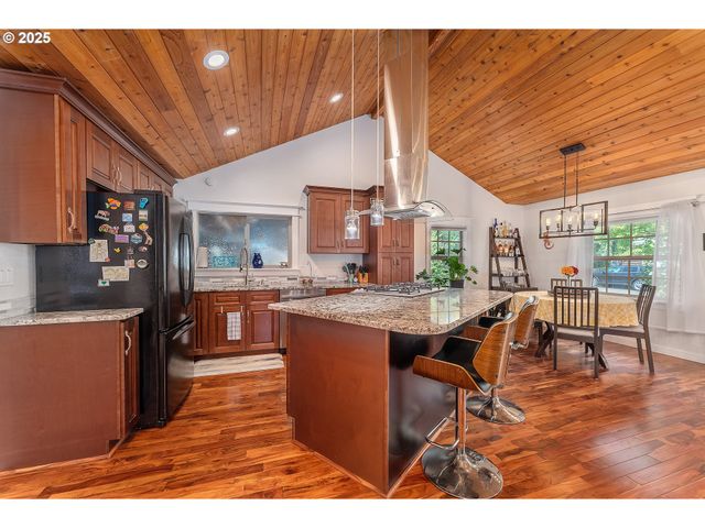 1208 E 10TH St, Newberg, OR 97132