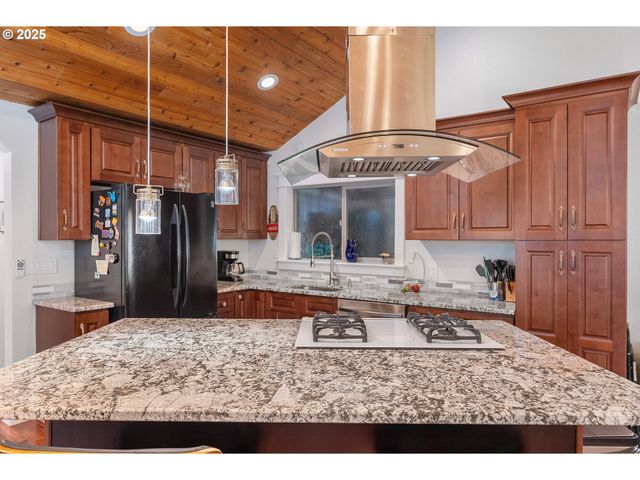 1208 E 10TH St, Newberg, OR 97132