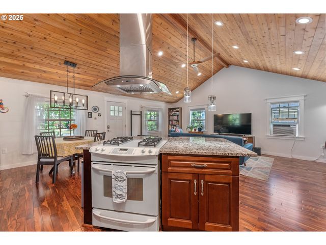 1208 E 10TH St, Newberg, OR 97132