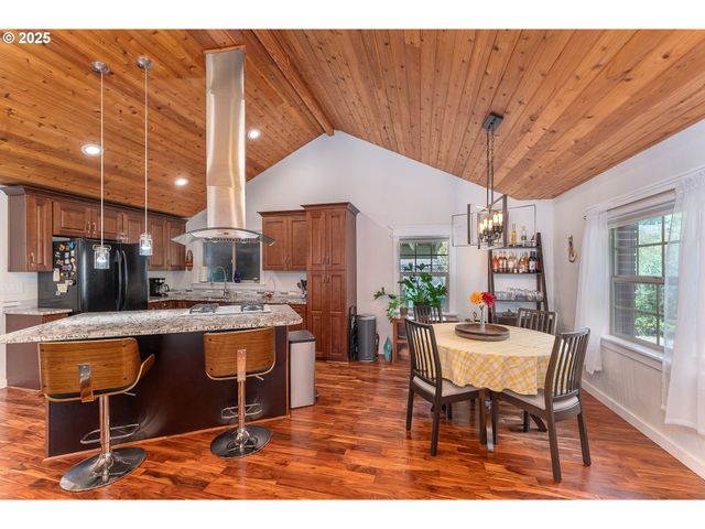 1208 E 10TH St, Newberg, OR 97132