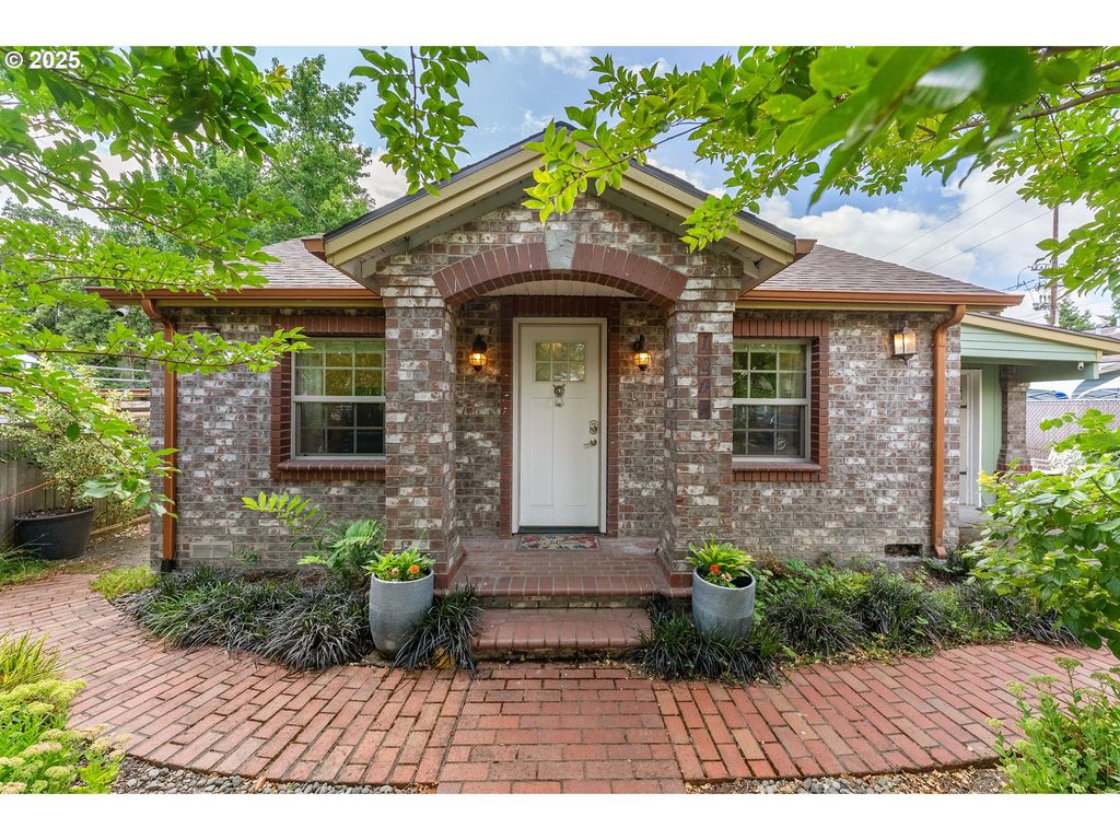 1208 E 10TH St, Newberg, OR 97132