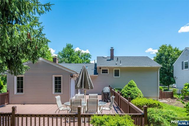 23 Carlton Avenue, Ho-ho-kus, NJ 07423