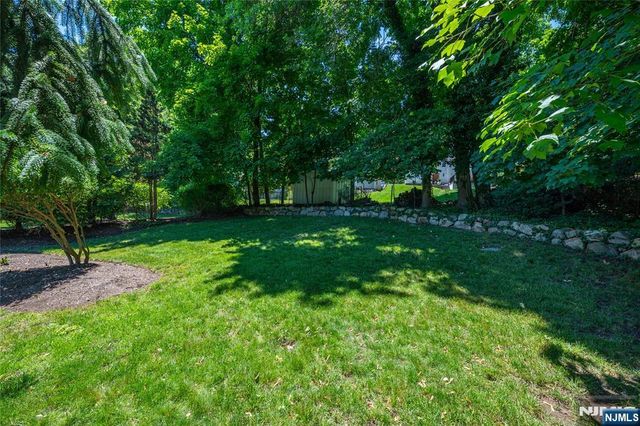 23 Carlton Avenue, Ho-ho-kus, NJ 07423