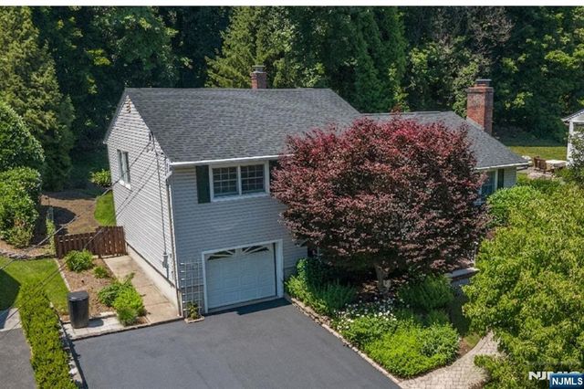23 Carlton Avenue, Ho-ho-kus, NJ 07423