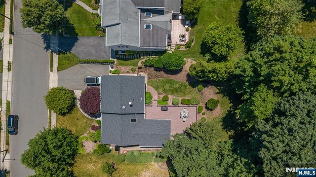 23 Carlton Avenue, Ho-ho-kus, NJ 07423