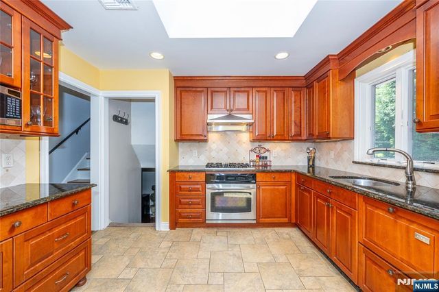 23 Carlton Avenue, Ho-ho-kus, NJ 07423