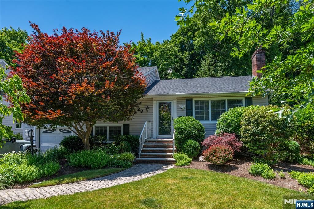 23 Carlton Avenue, Ho-ho-kus, NJ 07423