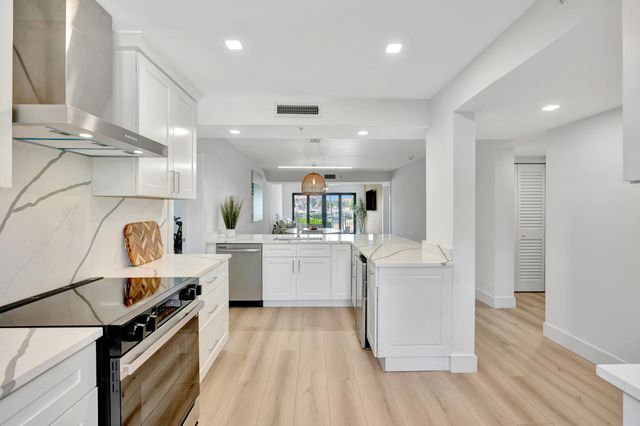 501 Seafarer Circle 204, Jupiter, FL 33477