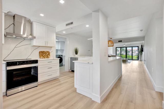 501 Seafarer Circle 204, Jupiter, FL 33477