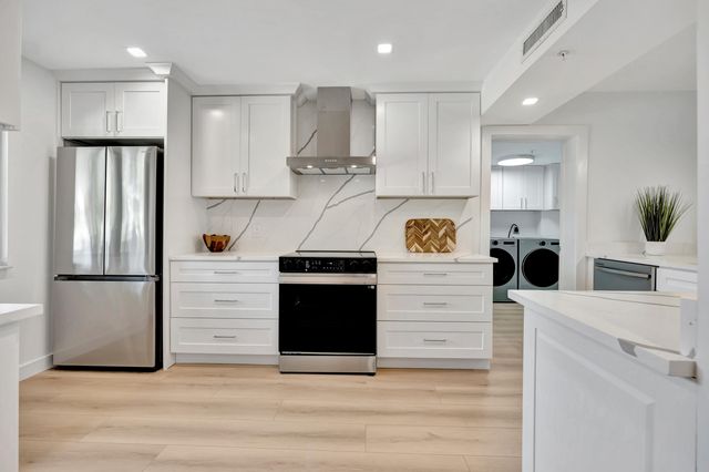 501 Seafarer Circle 204, Jupiter, FL 33477