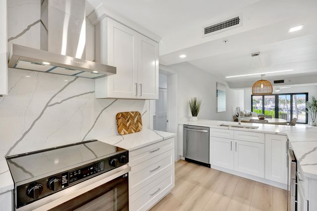 501 Seafarer Circle 204, Jupiter, FL 33477