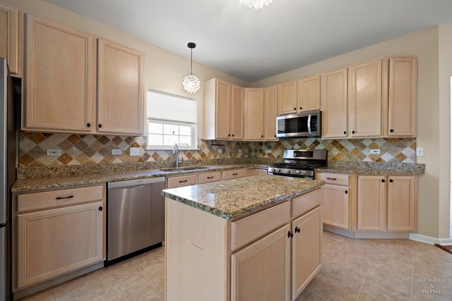 412 Reserve Drive, Crystal Lake, IL 60012
