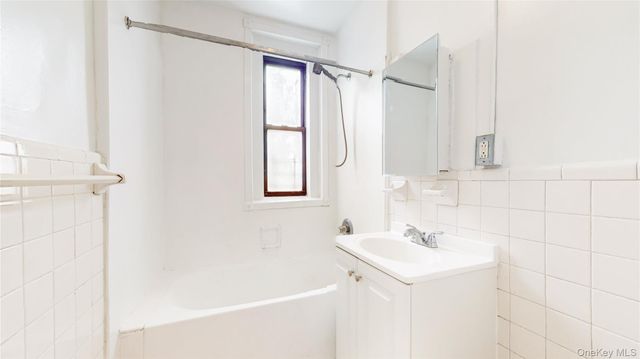 72-34 Austin St D3, Forest Hills, NY 11375