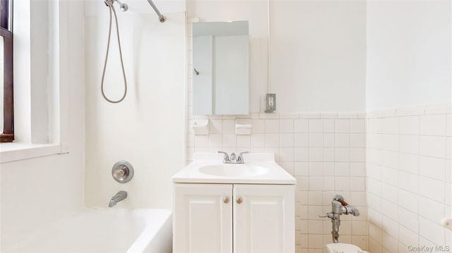 72-34 Austin St D3, Forest Hills, NY 11375