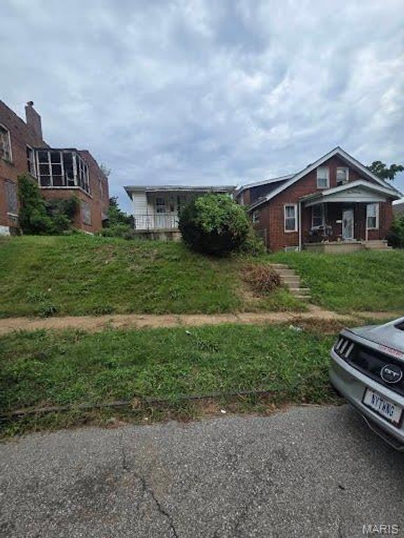 1039 Gimblin Street, St Louis, MO 63147