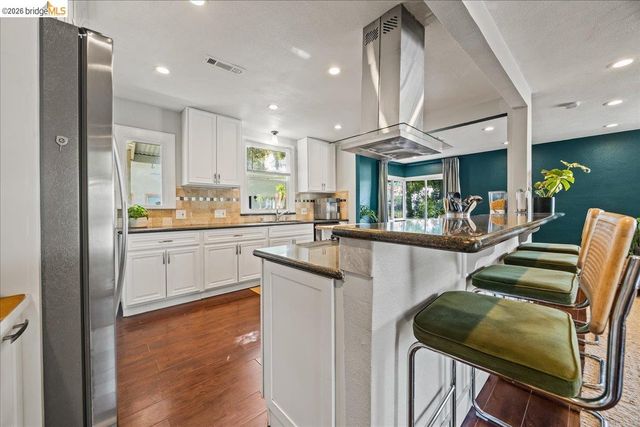 10809 Mcintyre St, Oakland, CA 94605