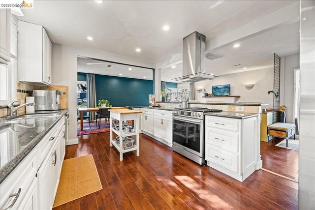10809 Mcintyre St, Oakland, CA 94605