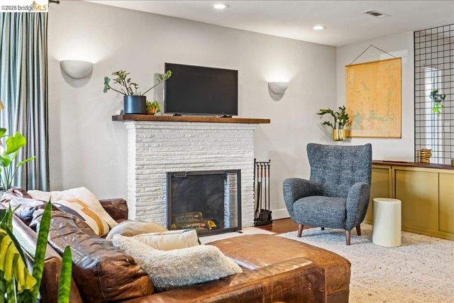 10809 Mcintyre St, Oakland, CA 94605