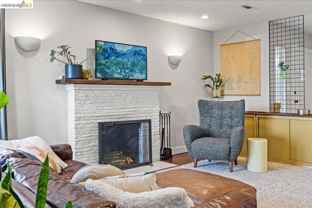 10809 Mcintyre St, Oakland, CA 94605