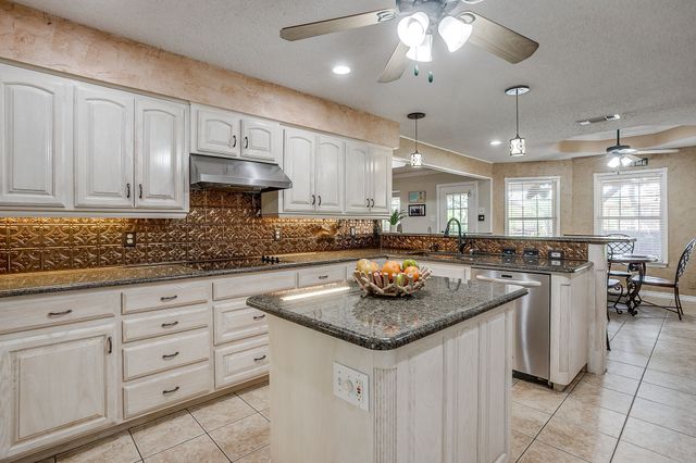 128 Oakwood Court, Lakeside, TX 76135