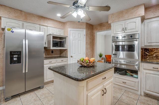 128 Oakwood Court, Lakeside, TX 76135