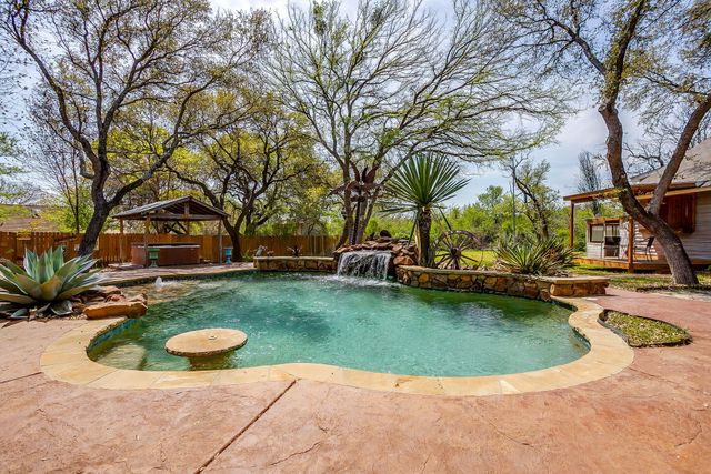 128 Oakwood Court, Lakeside, TX 76135