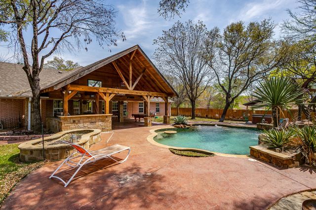 128 Oakwood Court, Lakeside, TX 76135