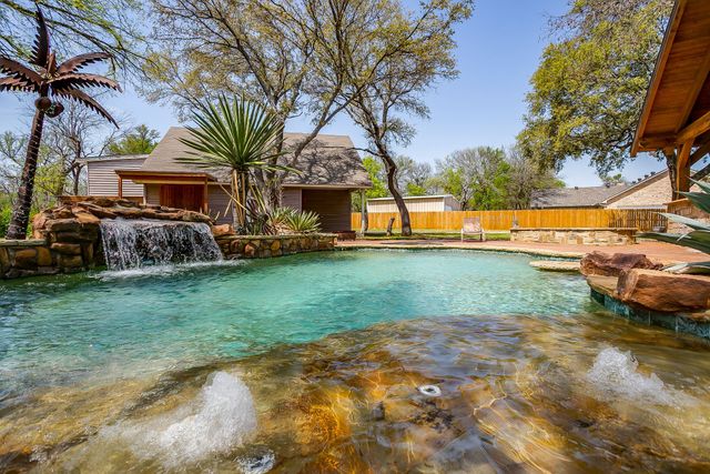 128 Oakwood Court, Lakeside, TX 76135