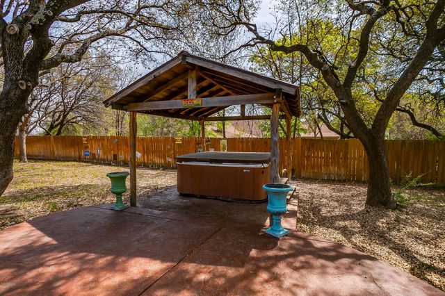 128 Oakwood Court, Lakeside, TX 76135