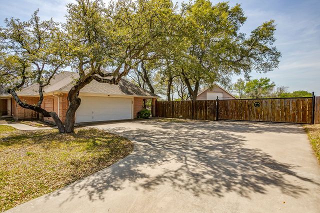 128 Oakwood Court, Lakeside, TX 76135