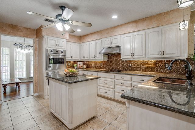 128 Oakwood Court, Lakeside, TX 76135