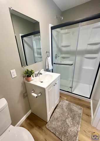 4450 SW Twilight DR, Topeka, KS 66614