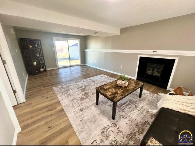 4450 SW Twilight DR, Topeka, KS 66614