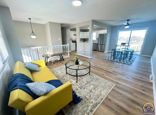 4450 SW Twilight DR, Topeka, KS 66614