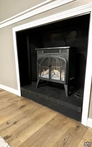 4450 SW Twilight DR, Topeka, KS 66614