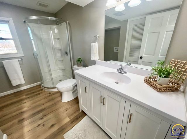 4450 SW Twilight DR, Topeka, KS 66614