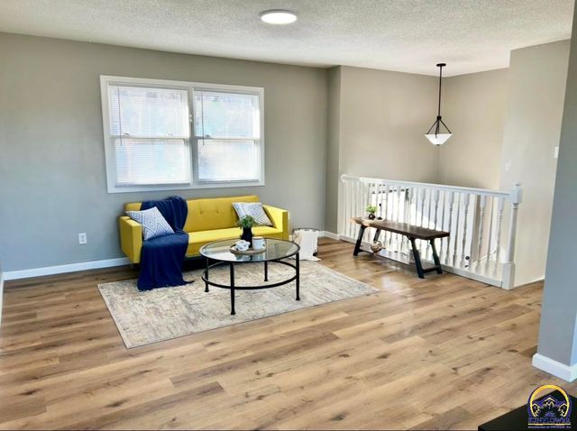 4450 SW Twilight DR, Topeka, KS 66614