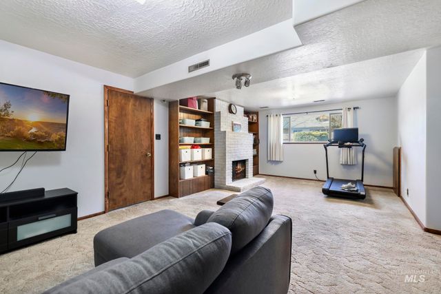 998 N Locust, Twin Falls, ID 83301